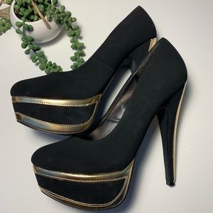 Qupid Size 7.5 Black & Gold Heels